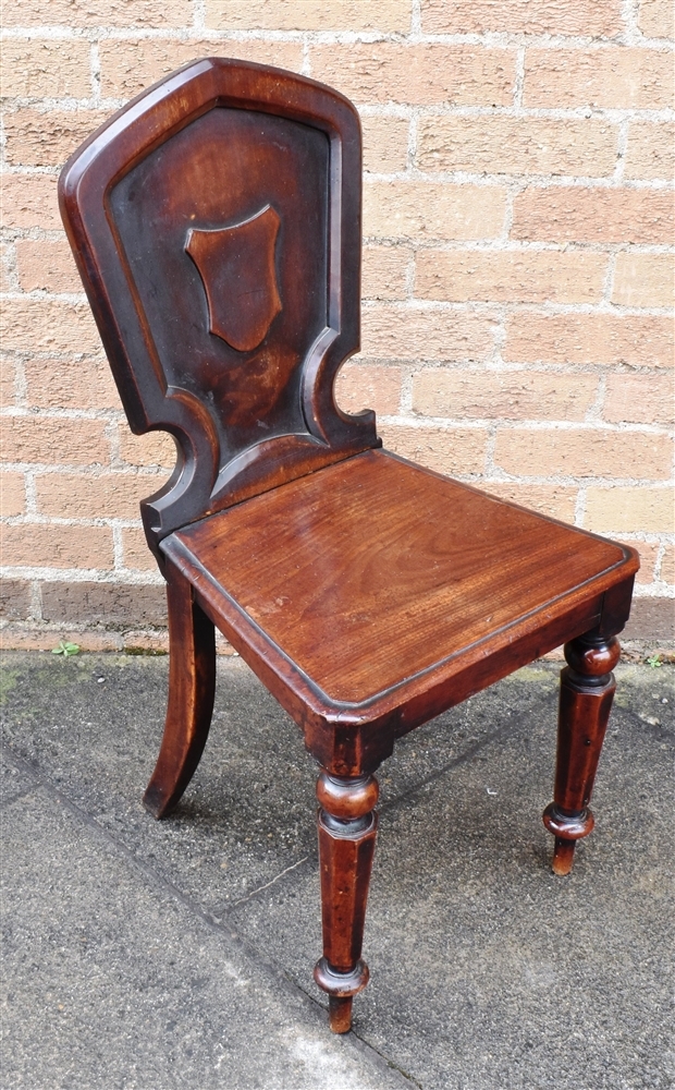 A VICTORIAN MAHOGANY HALL CHAIR on tapering octagonal front support - Bild 2 aus 2