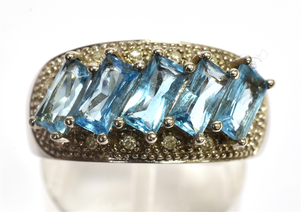 A BLUE TOPAZ FIVE STONE SET 9CT WHITE GOLD RING with small round brilliant cut pavé set diamonds,