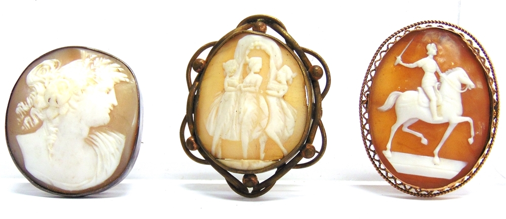 THREE LATE VICTORIAN OVAL SHELL CAMEO BROOCHES