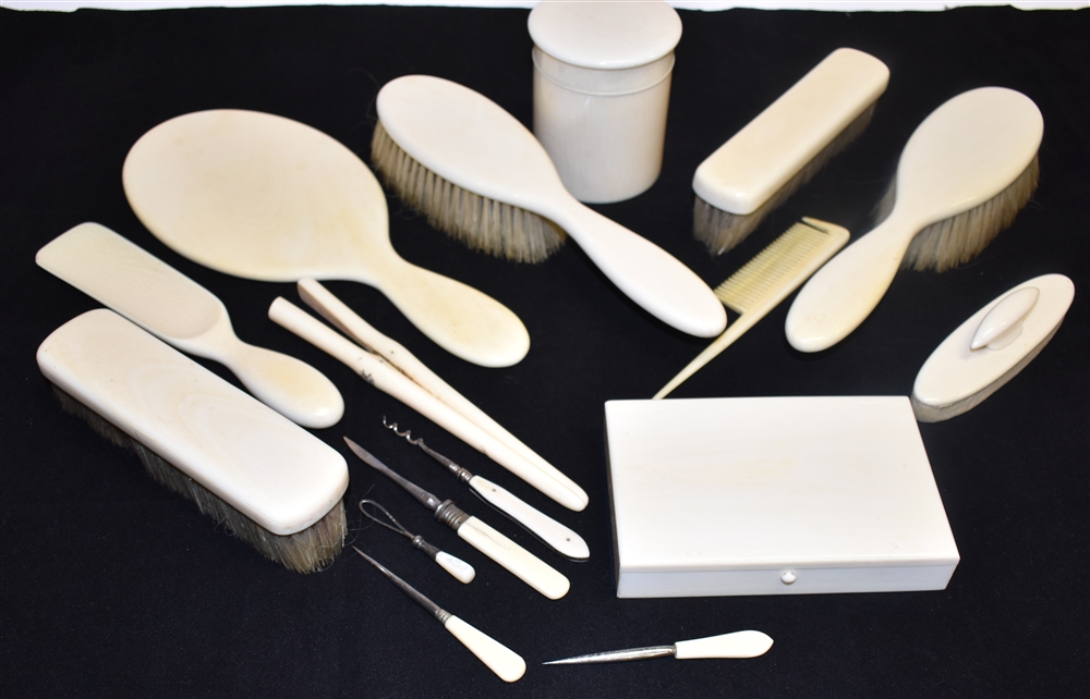 A COLLECTION OF IVORY DRESSING TABLE ITEMS probably Edwardian, comprising a rectangular box, the - Image 3 of 4