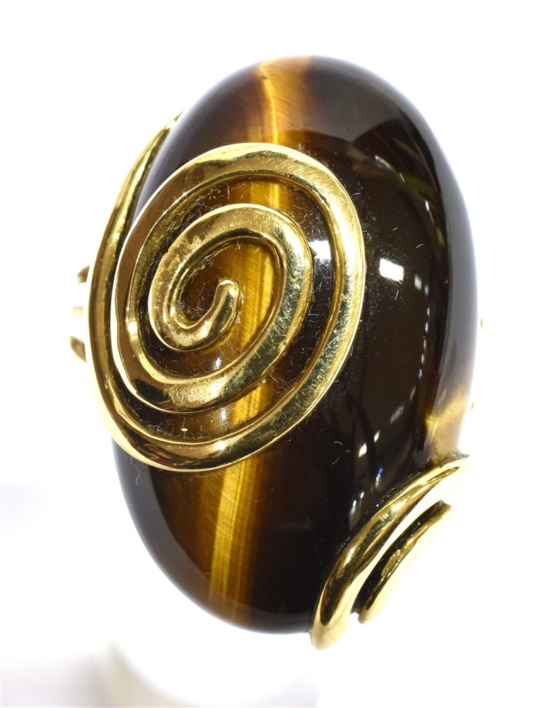 A TIGER'S EYE SET 9CT GOLD DRESS RING large oval cabochon cut tiger's eye 30mm x 20mm, 9ct gold - Image 2 of 3