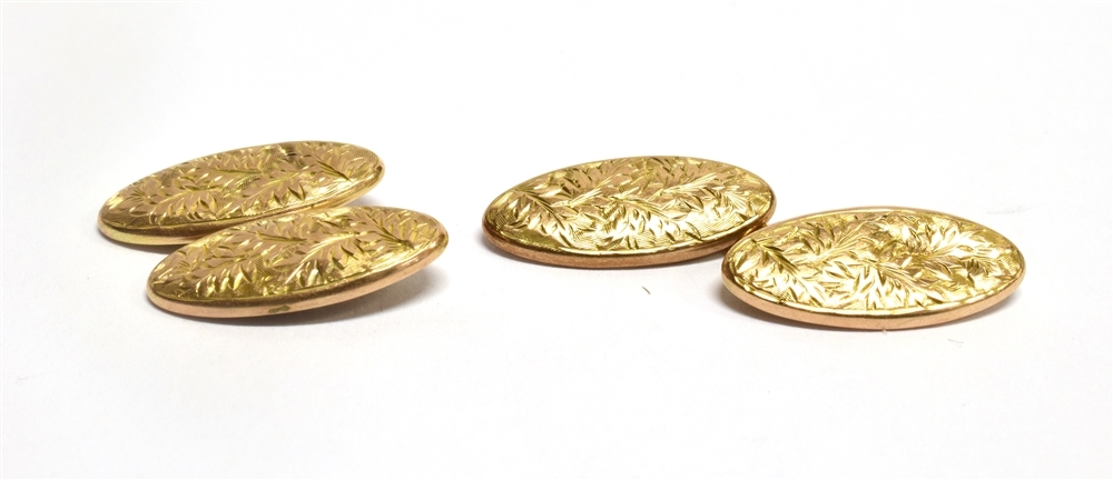 A PAIR OF 9 CARAT GOLD CHAIN LINKED CUFFLINKS the oval shape with embossed leaf designs, weighing