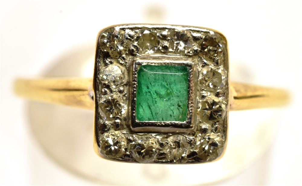 A SMALL EMERALD AND DIAMOND SQUARE CLUSTER YELLOW GOLD RING the small square cut emerald measuring - Image 3 of 5