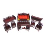 ASSORTED 1/12 SCALE DOLL'S HOUSE FURNITURE & ACCESSORIES (26 pieces).