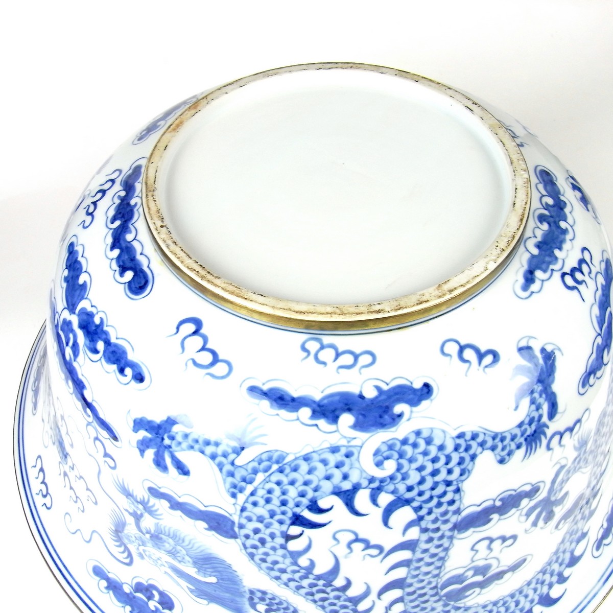 A large Chinese blue and white bowl, probably 20th century. - Image 3 of 3