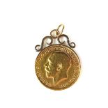 Gold sovereign pendant.