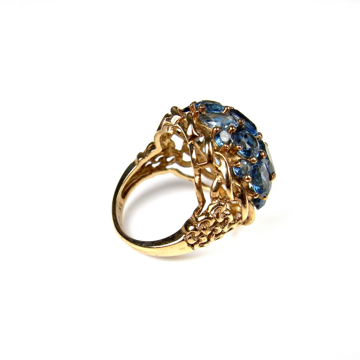 9 ct yellow gold blue topaz bombé style cluster ring. - Image 3 of 3