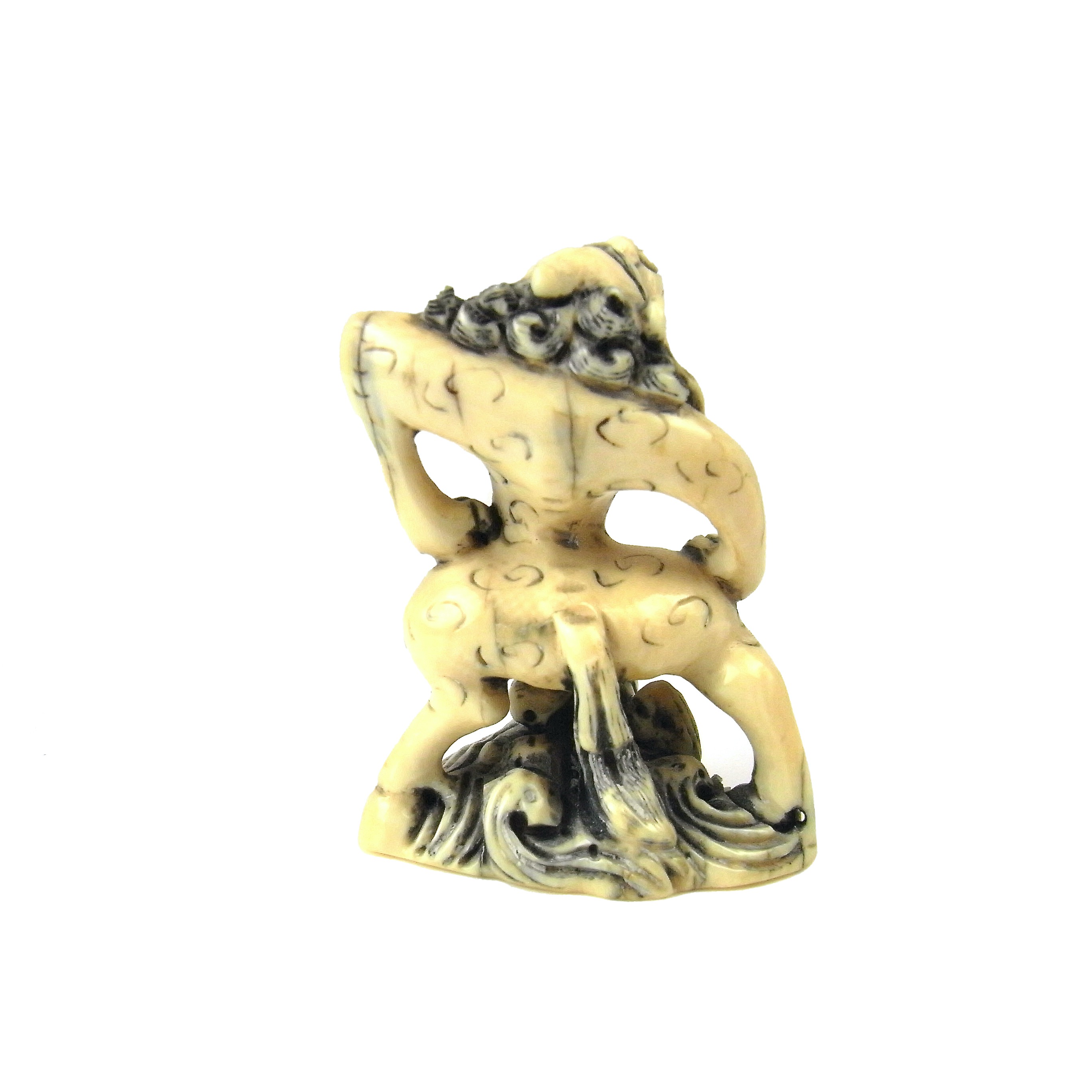 A Japanese carved ivory netsuke of a shishi, Meiji period (1868 - 1912). - Image 2 of 3