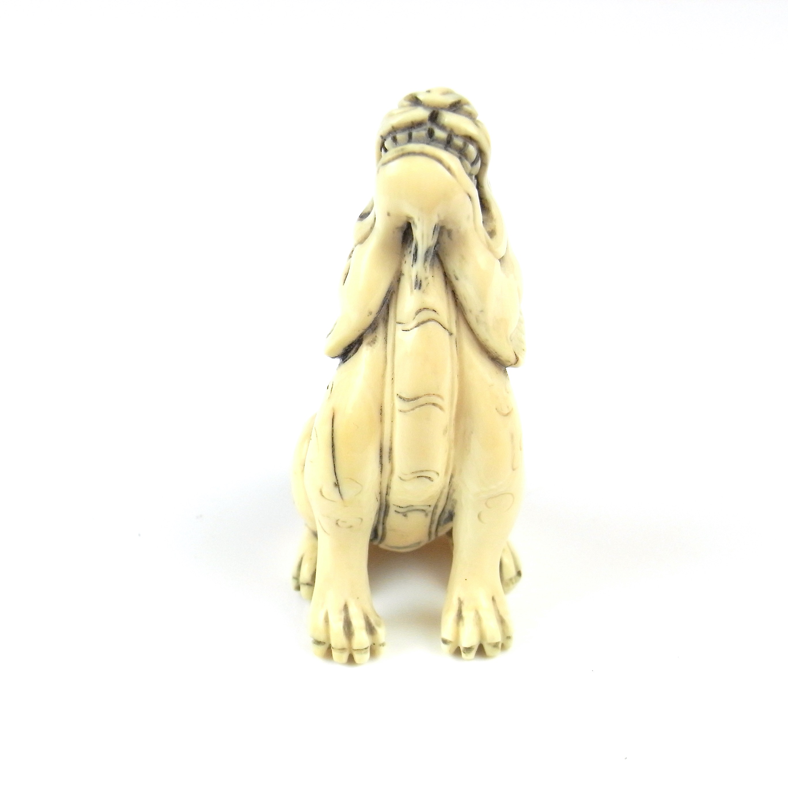 A Japanese carved ivory netsuke of a shishi, Meiji period (1868 - 1912). - Image 2 of 4