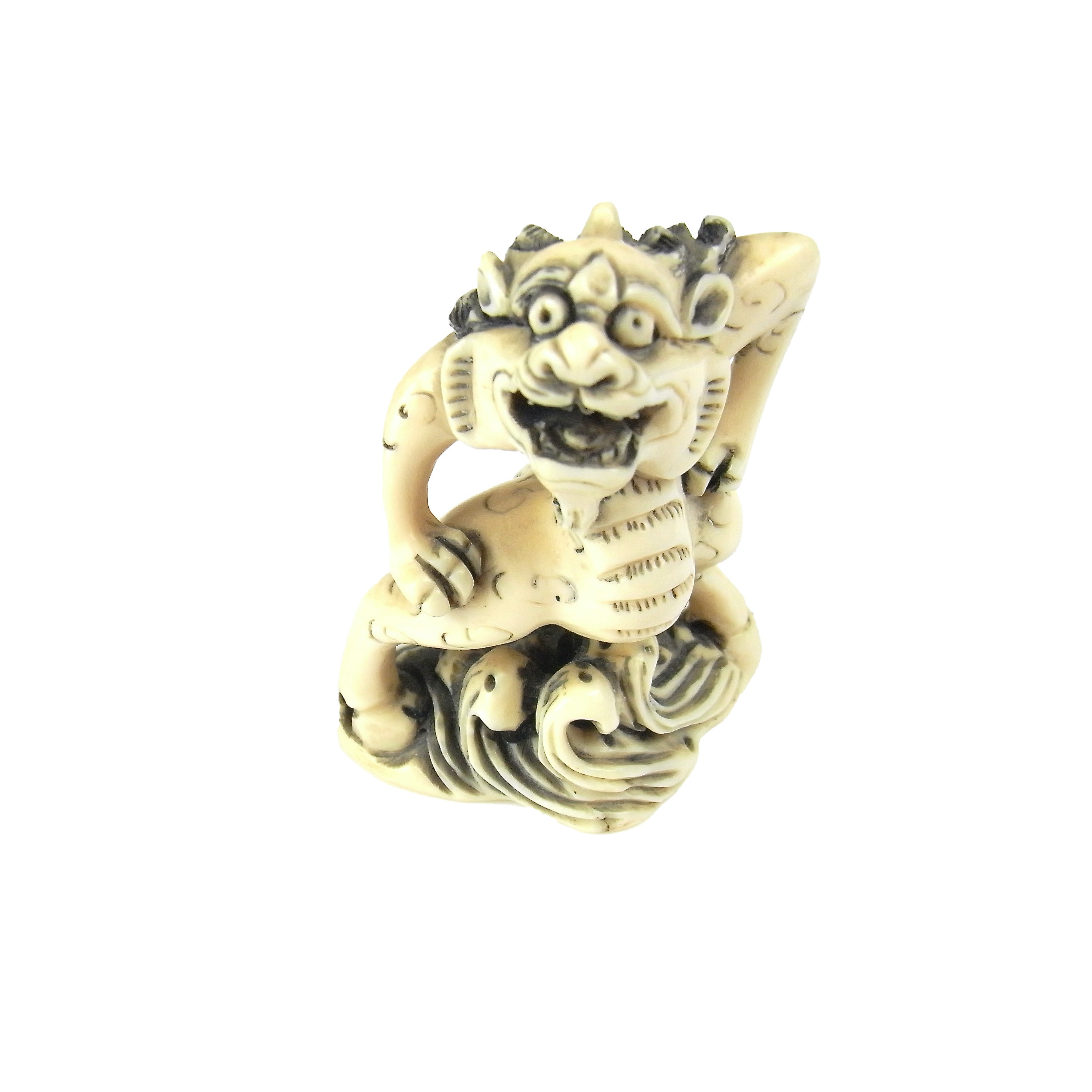 A Japanese carved ivory netsuke of a shishi, Meiji period (1868 - 1912). - Image 3 of 3