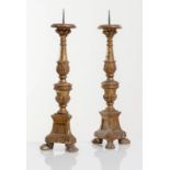Coppia di candelieri in legno intagliato e dorato a mecca, XVIII sec.
