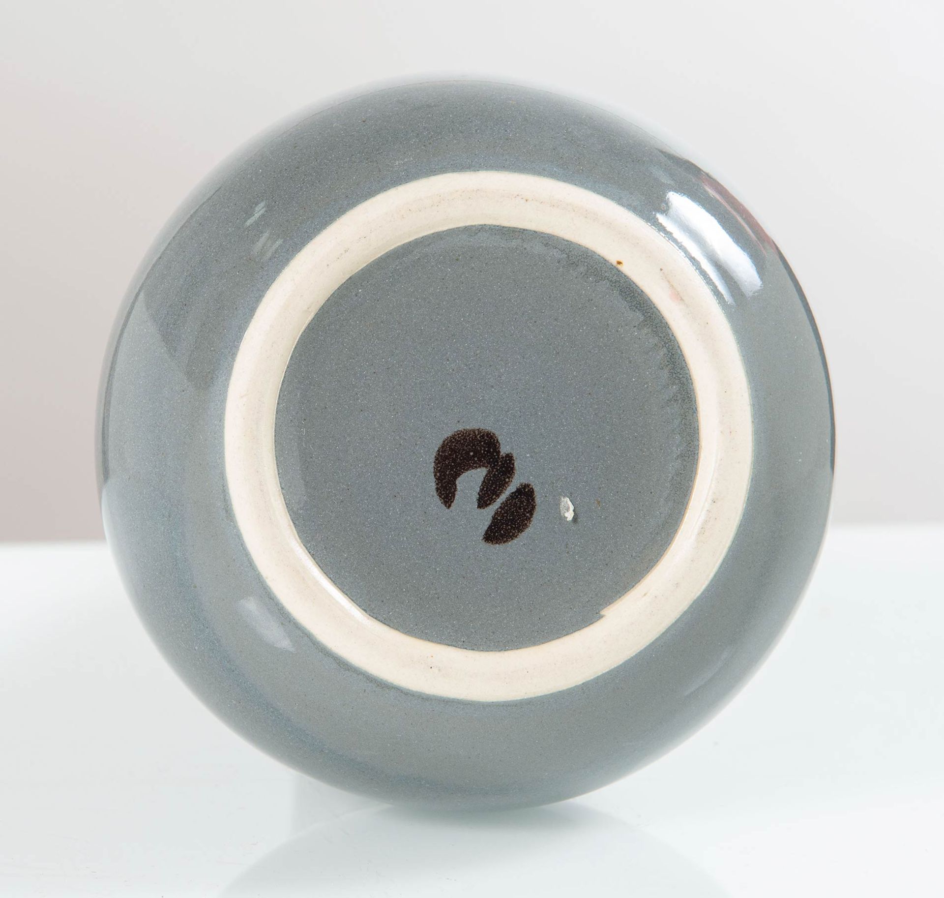 Bucci – Pesaro, Coppia di vasi di forma diversa in ceramica grigia colletto bianco, Anni ‘70. - Bild 4 aus 5