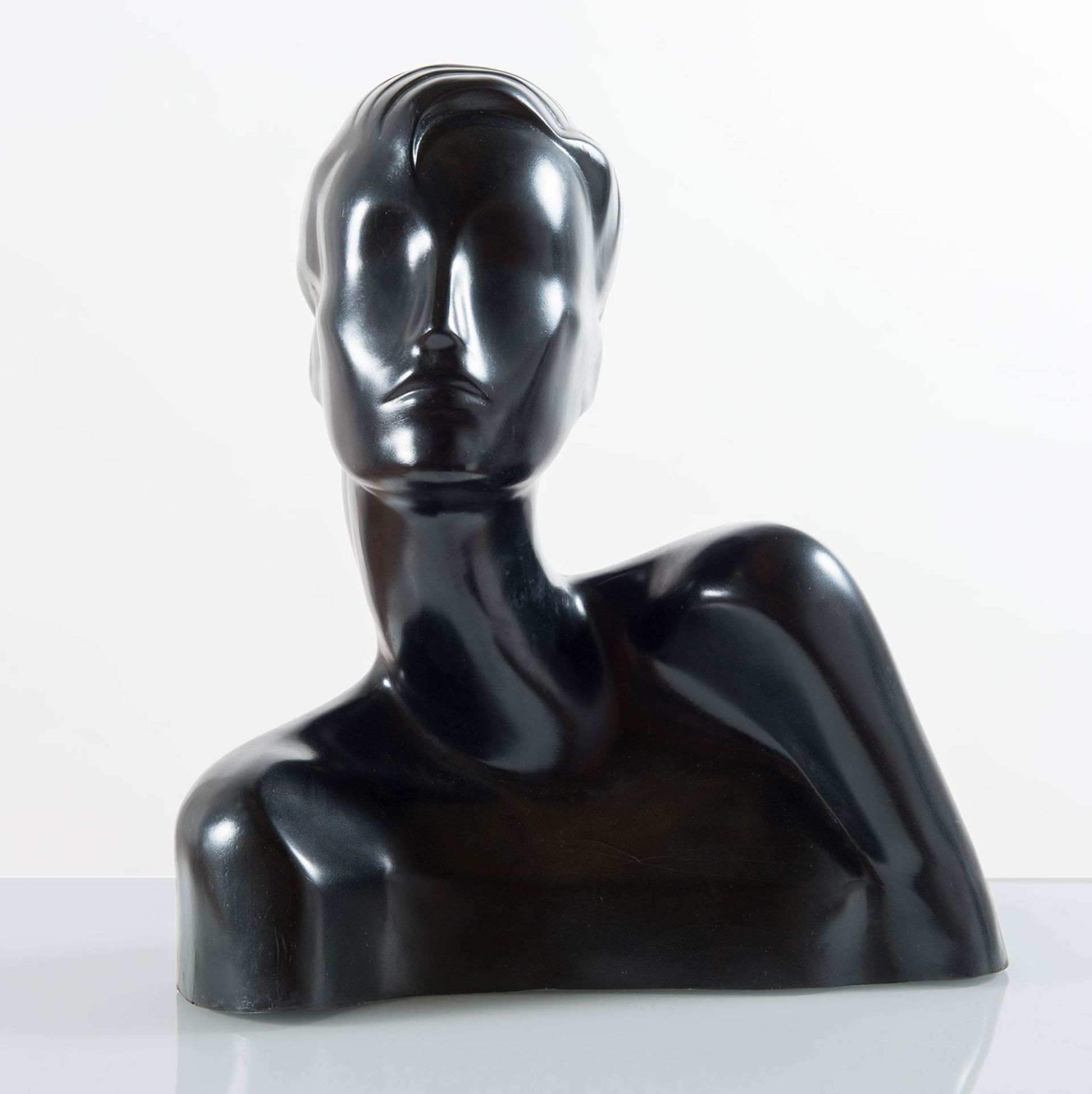 Manichino a mezzo busto in vetroresina stampata e tinta di nero, Anni ‘70.