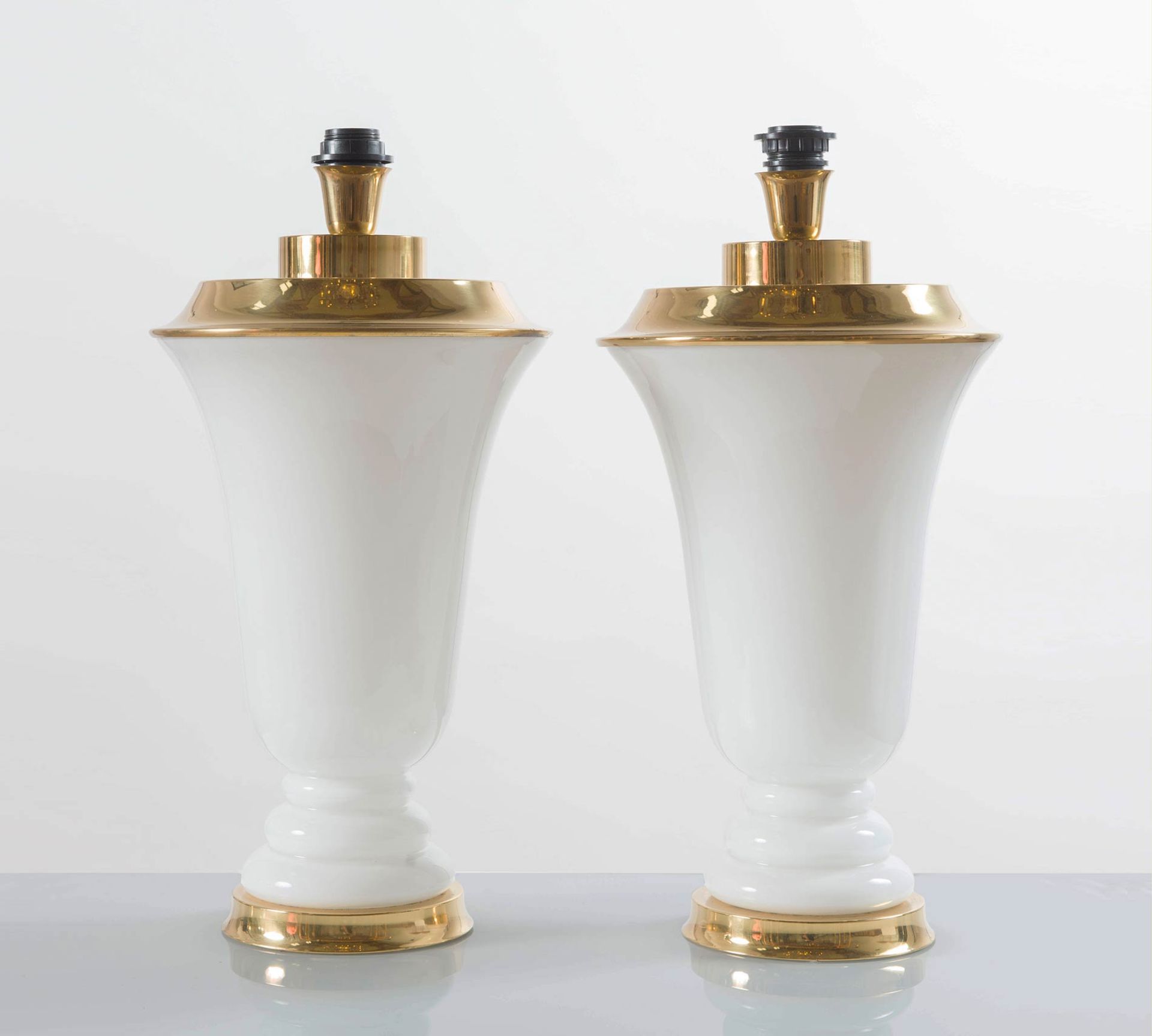 Coppia di basi di lampada in vetro di Murano bianco latte e ottone, Anni ‘70.
