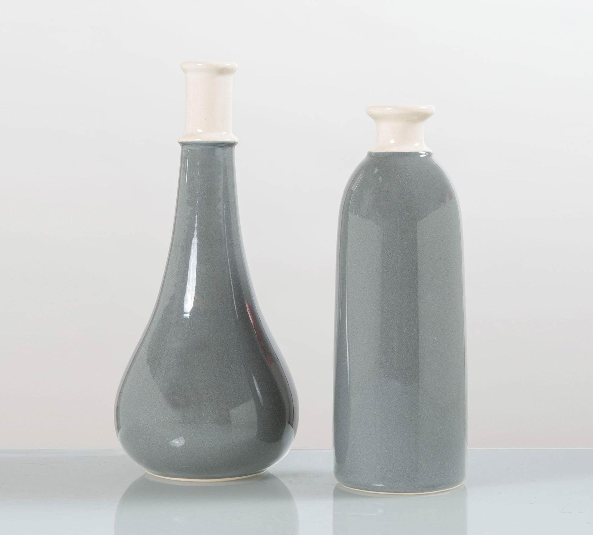 Bucci – Pesaro, Coppia di vasi di forma diversa in ceramica grigia colletto bianco, Anni ‘70.