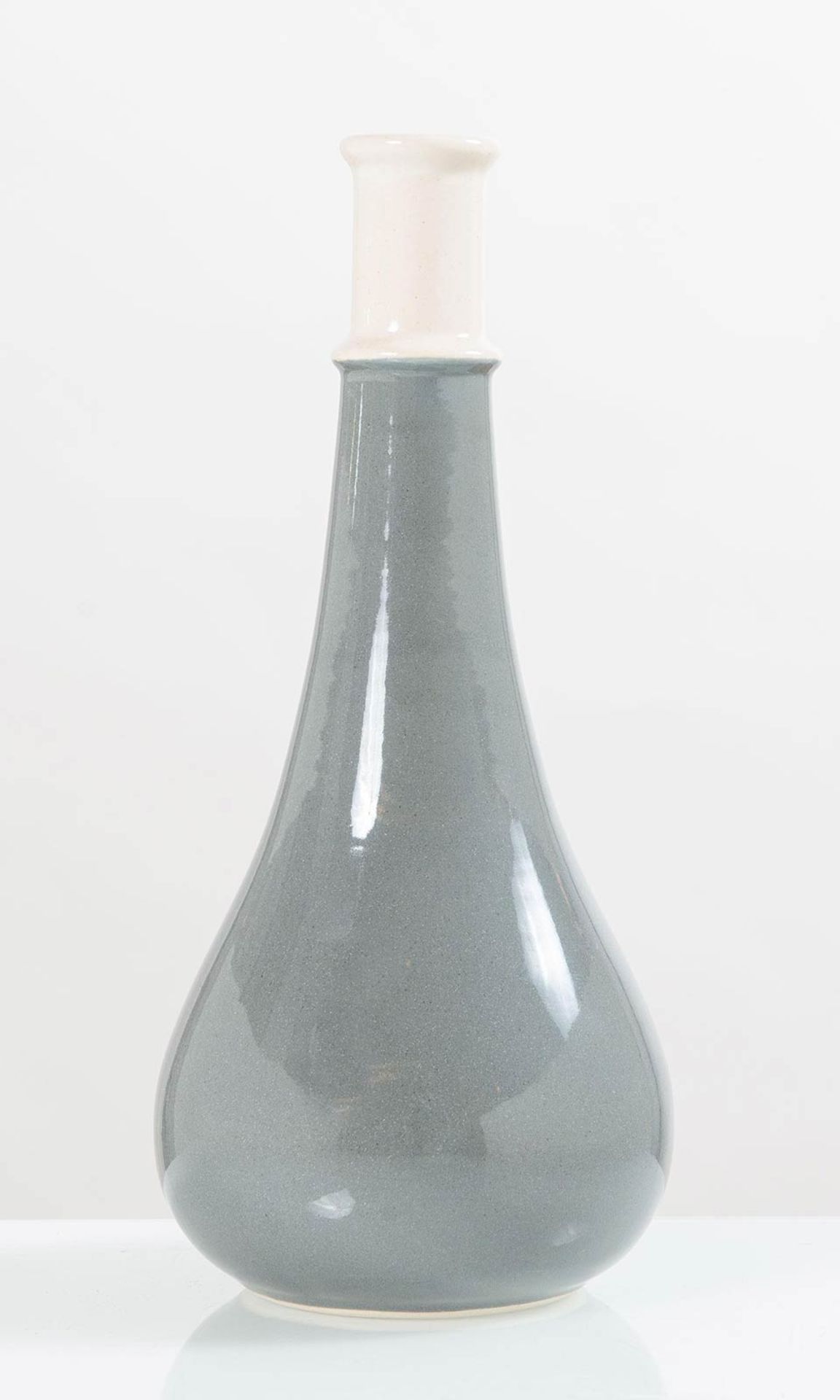 Bucci – Pesaro, Coppia di vasi di forma diversa in ceramica grigia colletto bianco, Anni ‘70. - Bild 3 aus 5