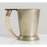 Tankard in metallo argentato con manico di corno, Inghilterra, XX sec.