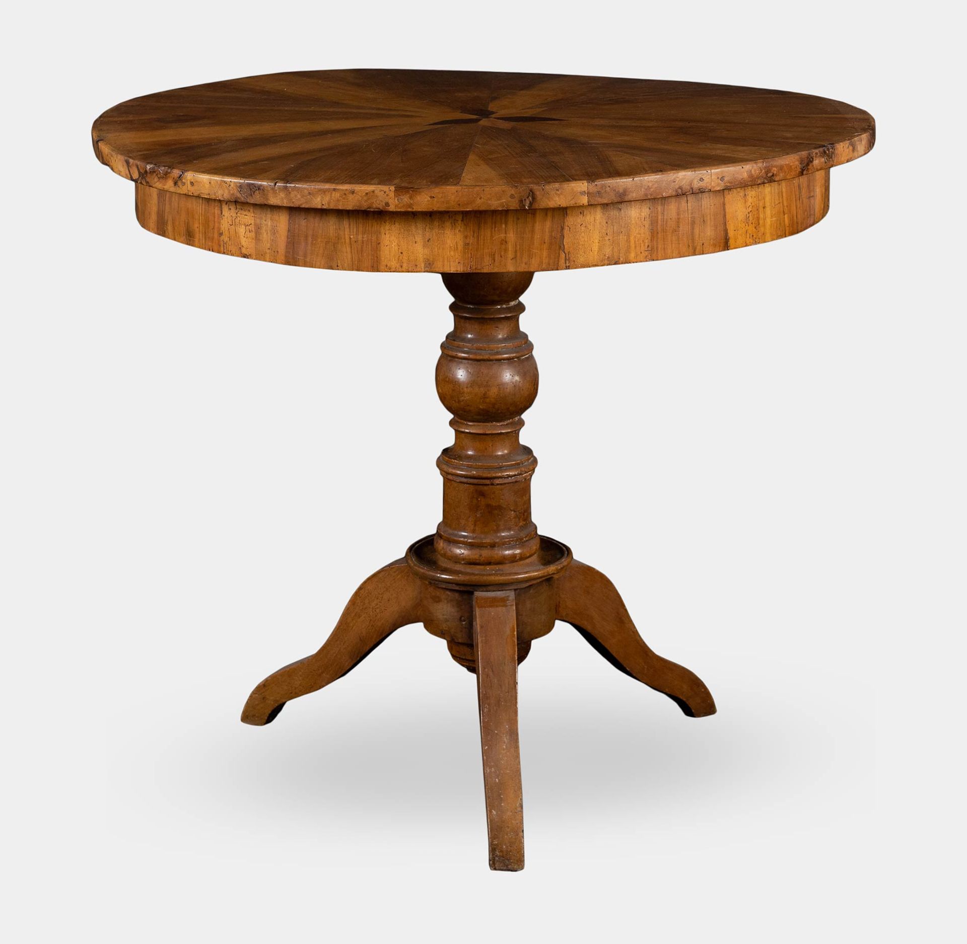 Tavolo circolare lastronato in legno di noce, XIX sec.
