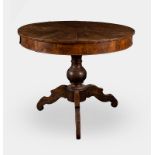 Tavolo circolare in legno di noce con piano lastronato in radica, XIX sec.