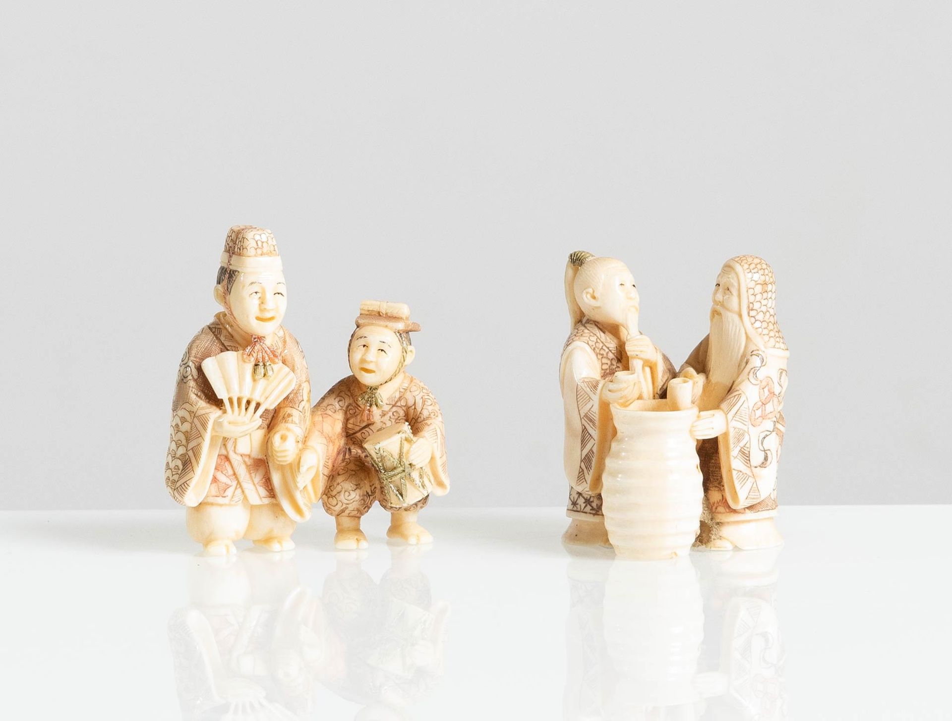 Coppia di Netsuke in avorio raffiguranti “Personaggi vari”, Giappone, XX sec.