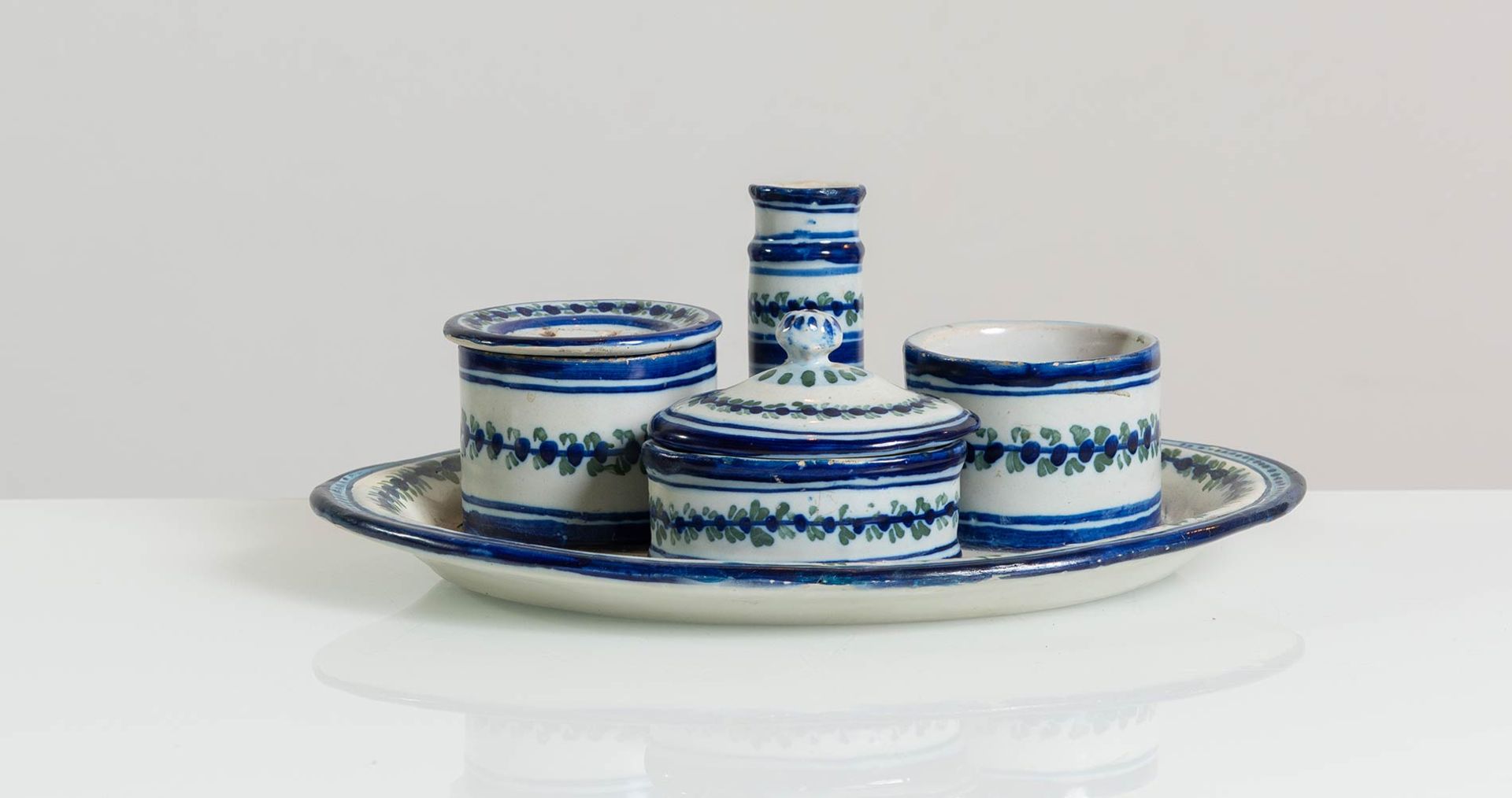 Calamaio in ceramica bianca e blu, Faenza, XIX sec.