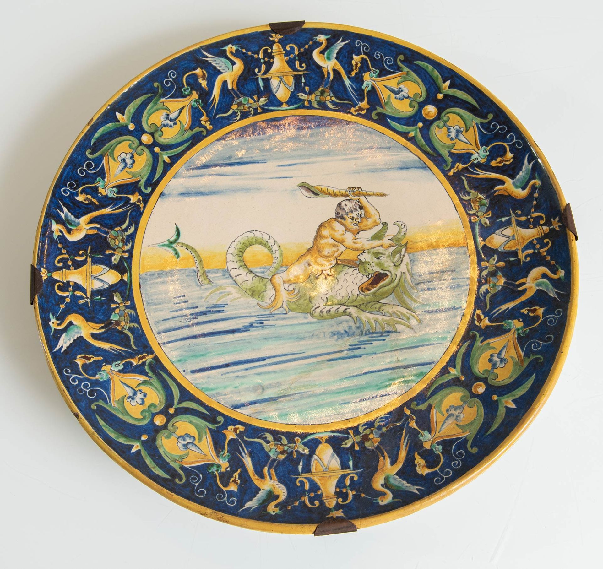 Piatto in ceramica policroma con scena mitologica, Italia, fine del XIX sec.