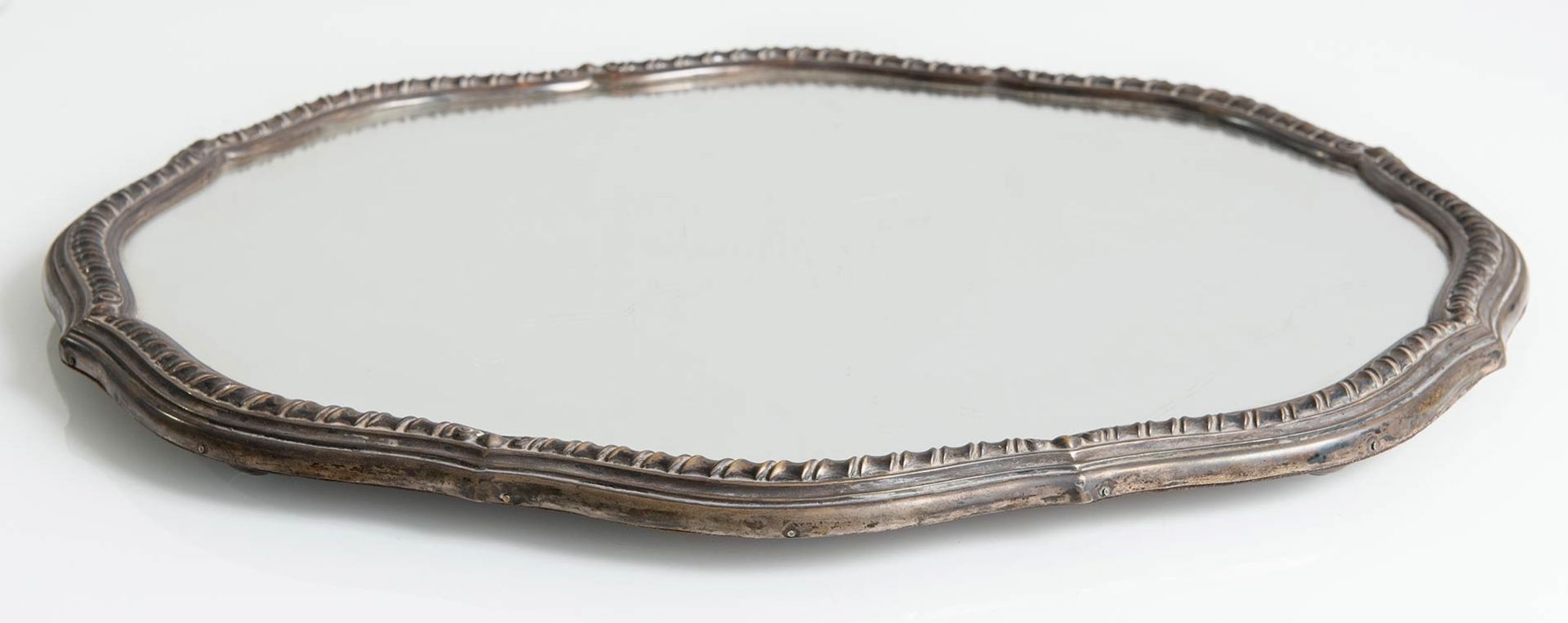 Vassoio centrotavola con bordo in argento sagomato e parte centrale con specchio, Anni ‘30. - Bild 2 aus 2