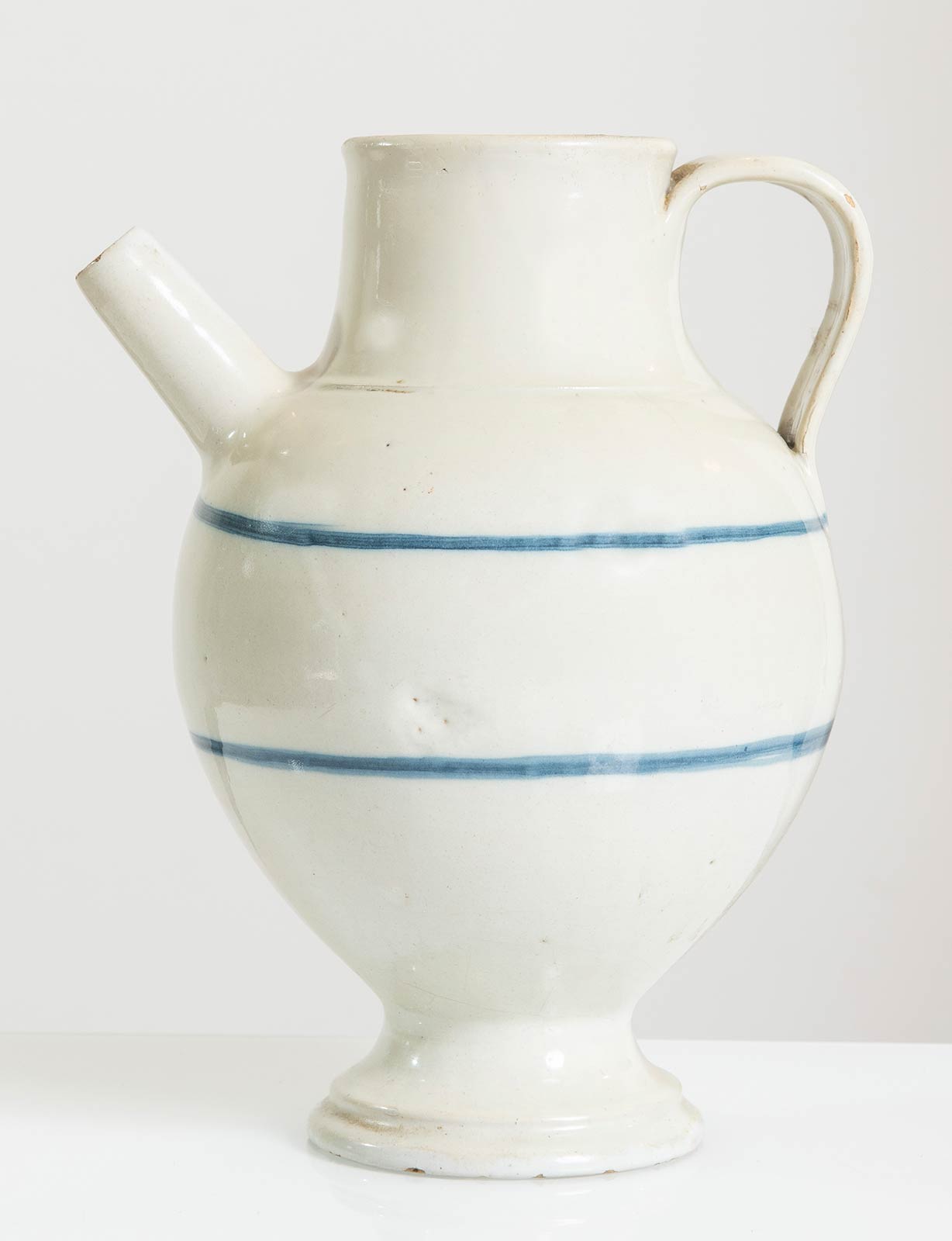 Versatoio da farmacia in ceramica bianca con decori in blu, XIX sec. - Image 2 of 3