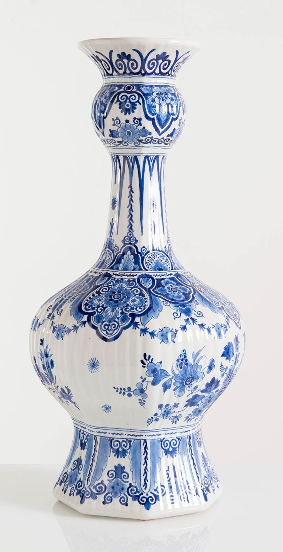 Lotto composto da vaso e piatto da portata in porcellana, Delft, XX sec. - Bild 2 aus 5