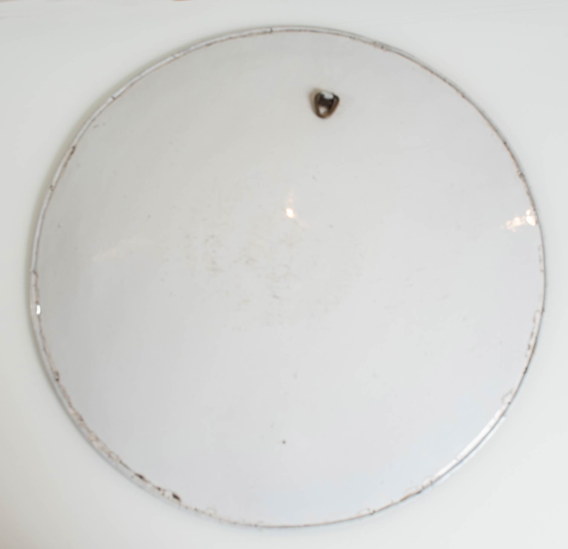 Due piatti da parete in metallo dipinto a imitazione porcellana, inizio del XX sec. - Image 5 of 5