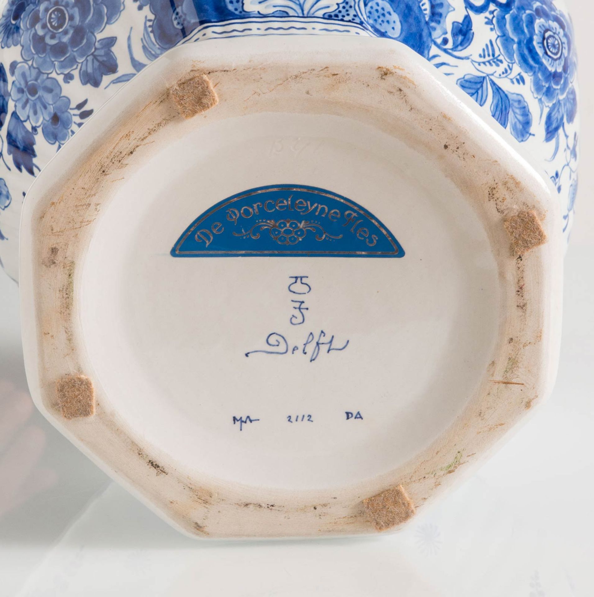 Lotto composto da vaso e piatto da portata in porcellana, Delft, XX sec. - Bild 3 aus 5