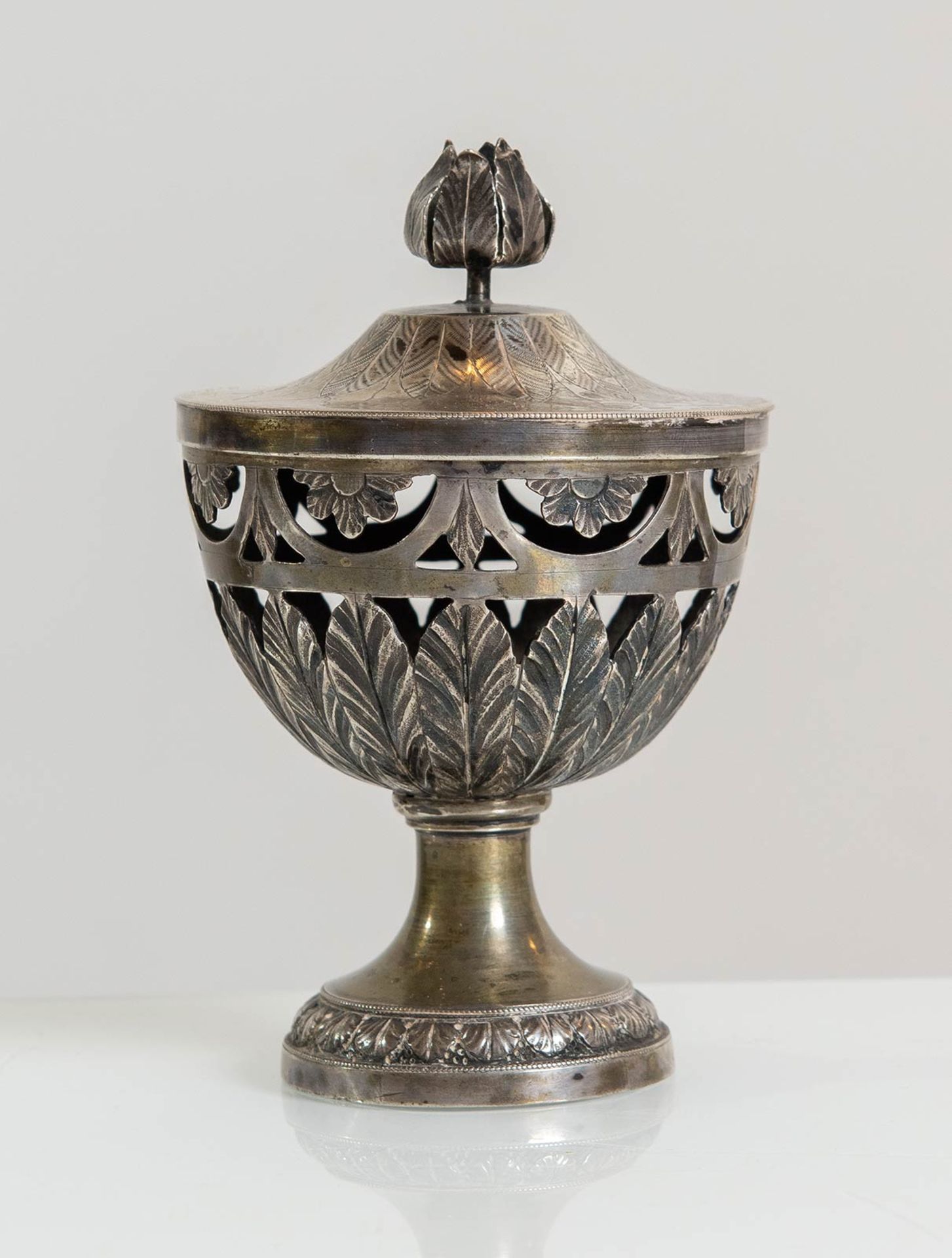 Piccola zuccheriera con coperchio in argento, XIX sec.