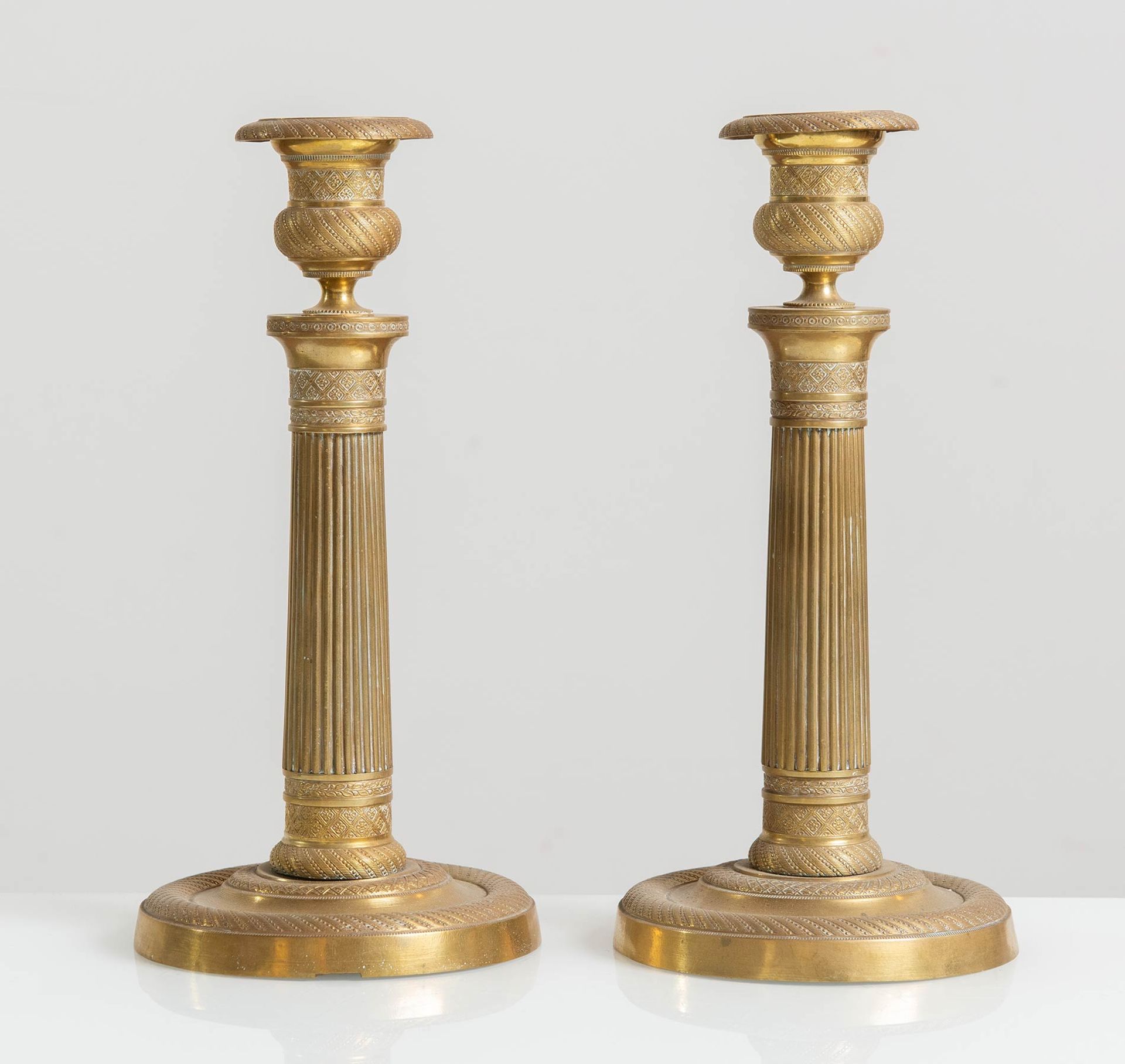 Coppia di candelieri Impero in bronzo dorato, Francia, XIX sec.