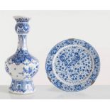 Lotto composto da vaso e piatto da portata in porcellana, Delft, XX sec.