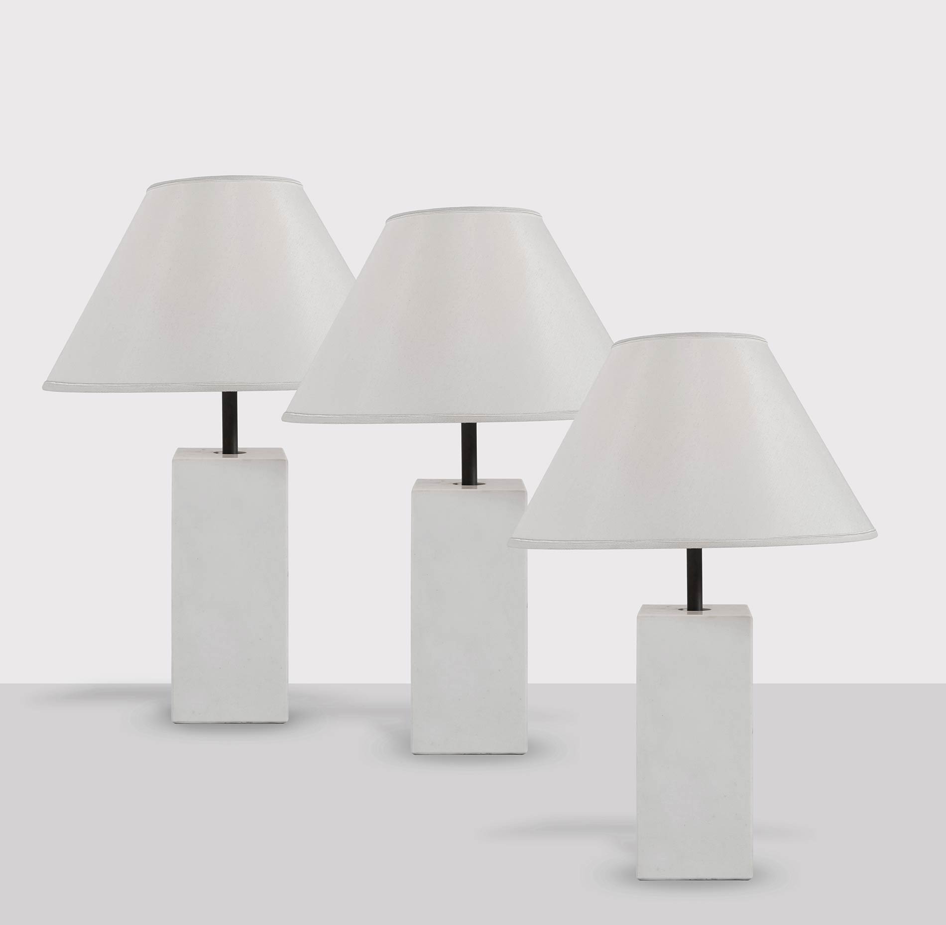 Lotto di tre lampade in marmo bianco, Produzione Italiana - Anni ‘80.