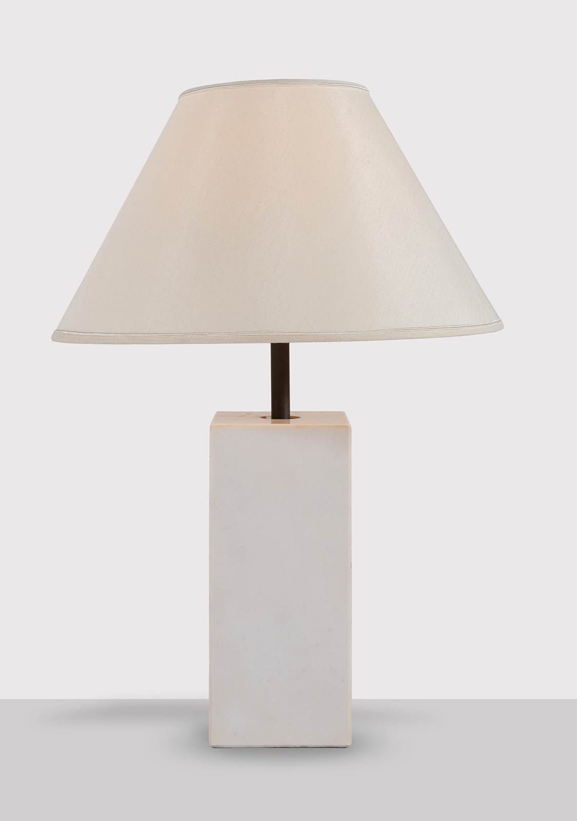 Lotto di tre lampade in marmo bianco, Produzione Italiana - Anni ‘80. - Image 2 of 2