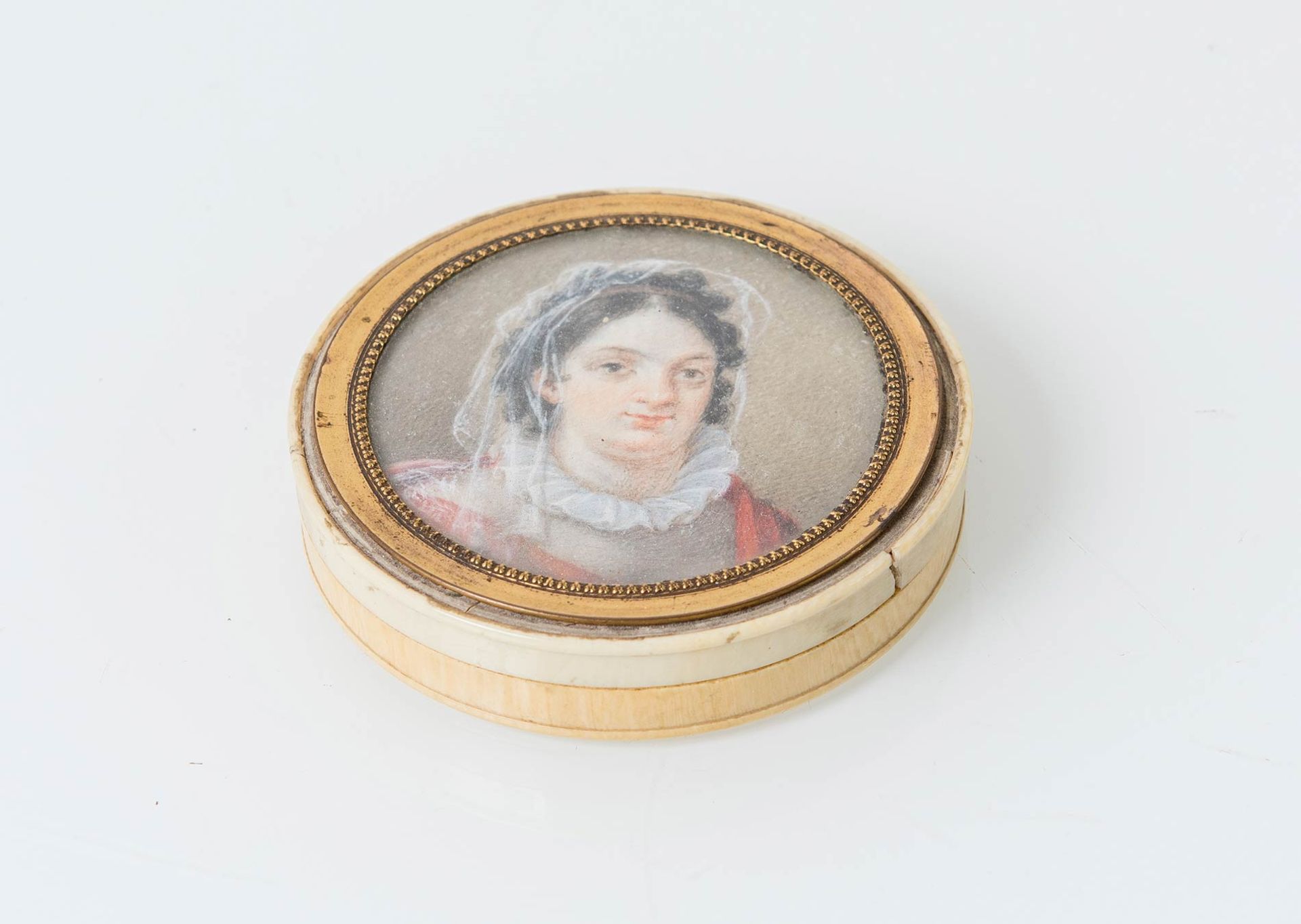 Tabacchiera in avorio con miniatura sul coperchio raffigurante volto di donna, XVIII secolo. - Image 2 of 3