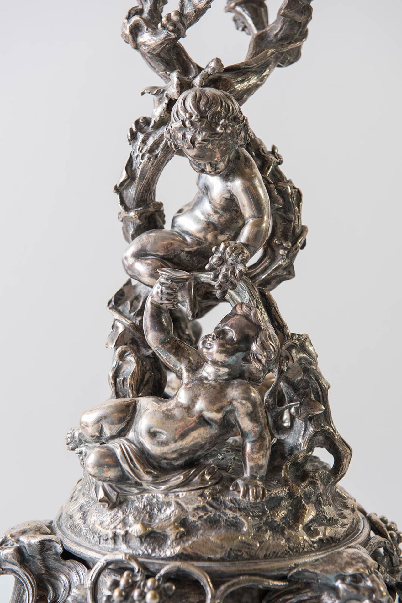 Importante trionfo da tavola in bronzo cesellato, sbalzato e argentato, Francia, XIX secolo. - Bild 4 aus 8
