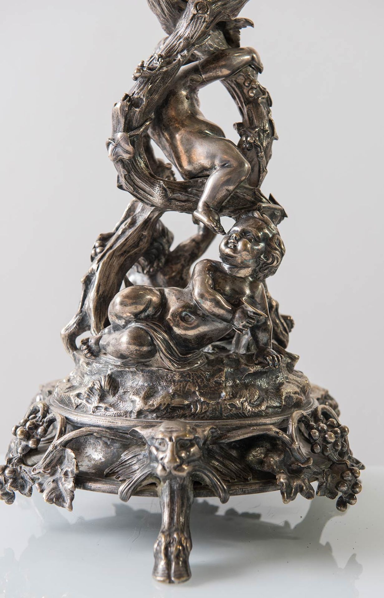 Importante trionfo da tavola in bronzo cesellato, sbalzato e argentato, Francia, XIX secolo. - Bild 6 aus 8