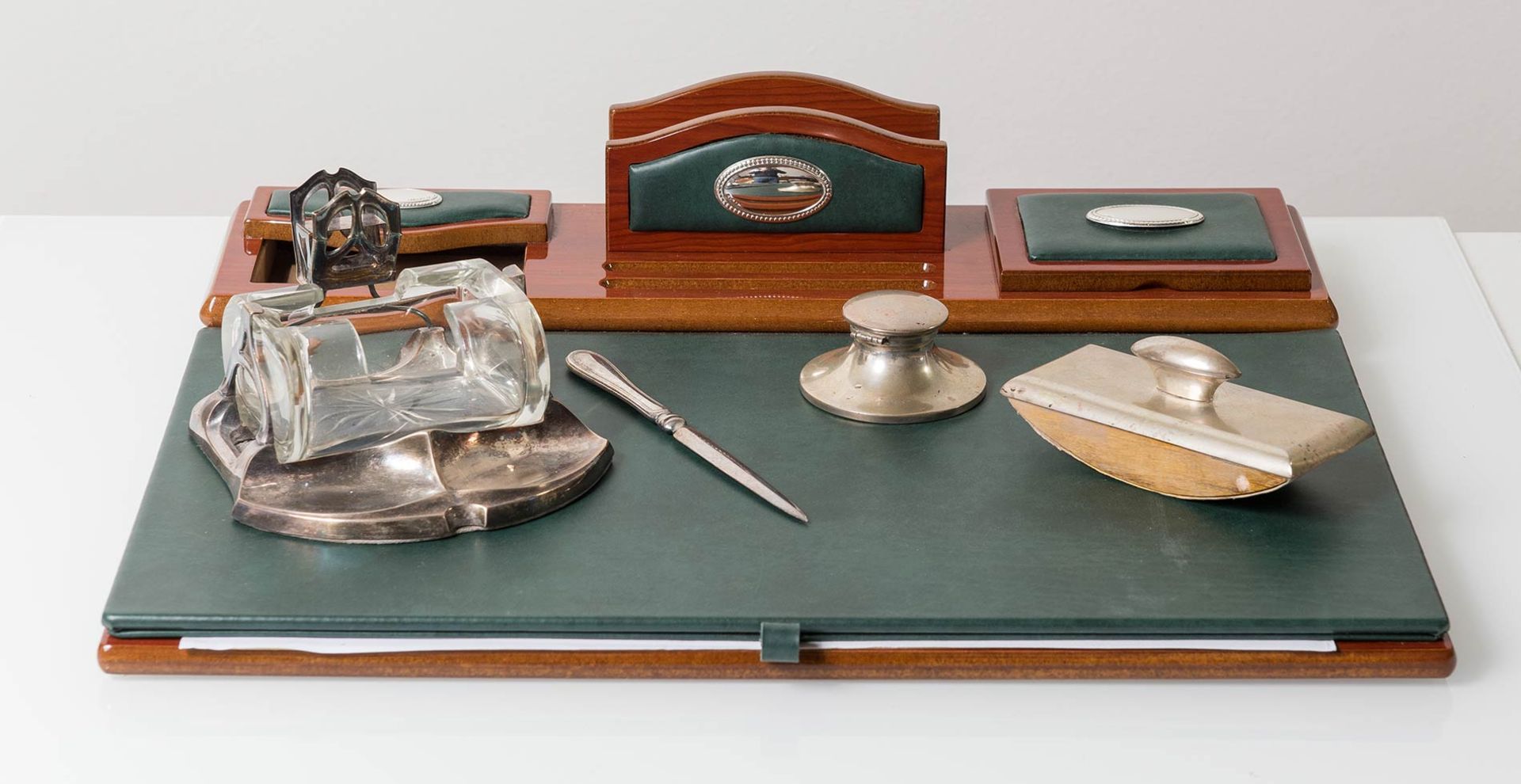 Lotto comprendente diversi oggetti da scrivania, XX secolo.