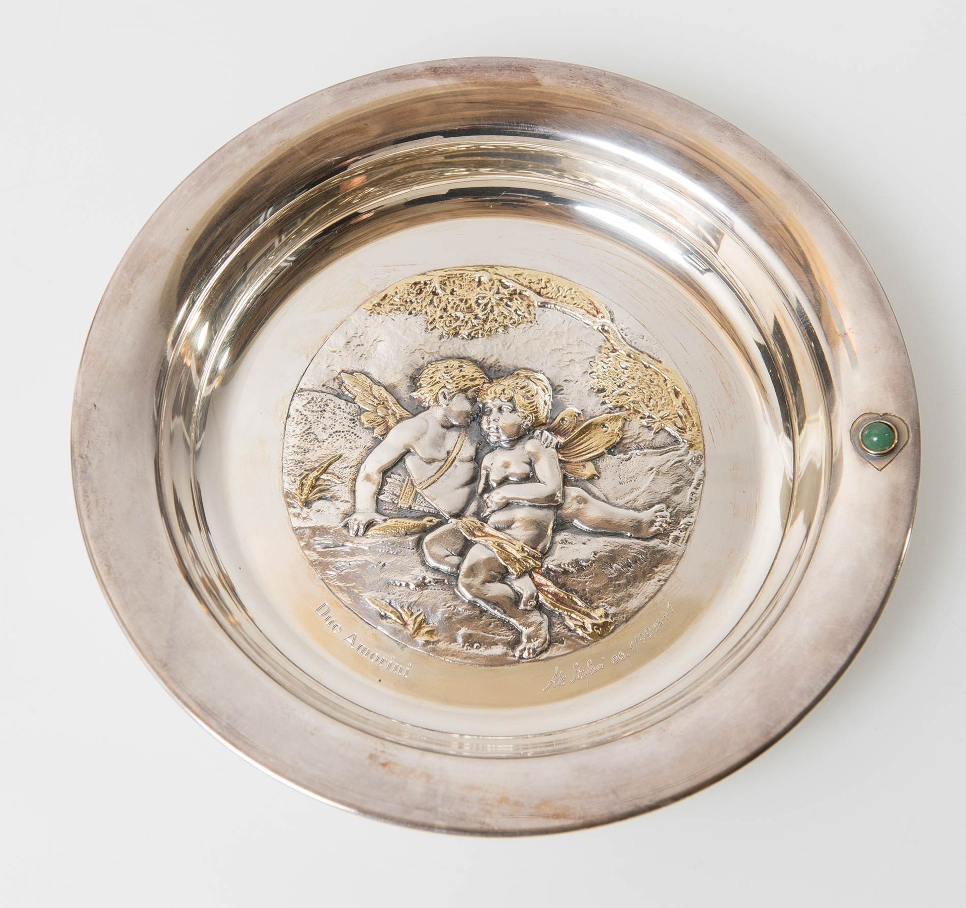 Argenteria Stefani, Coppia di piatti in argento con parti dorate e pietre dure, Bologna, XX secolo. - Bild 3 aus 7