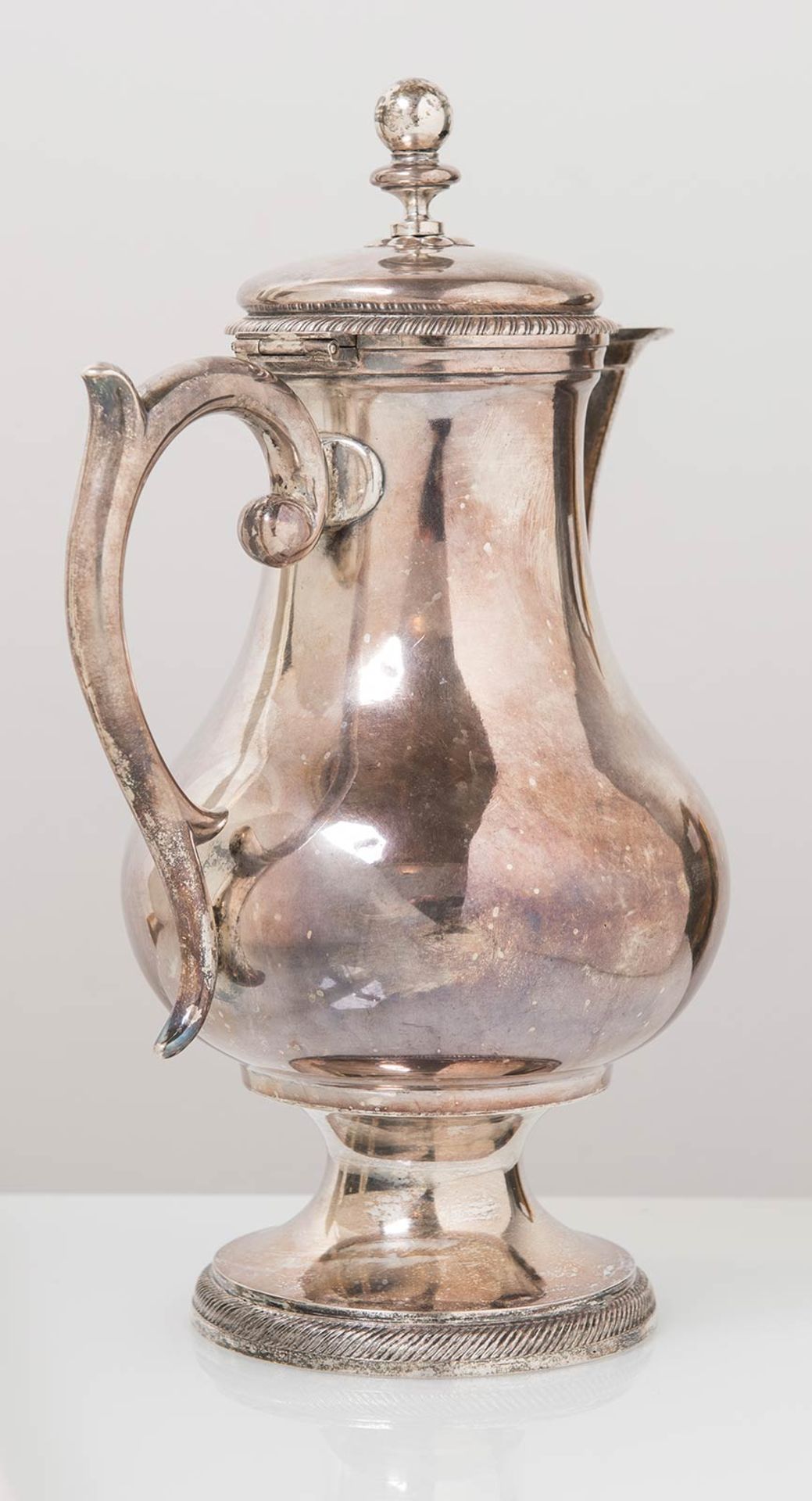 Grande caffettiera in argento fuso, sbalzato e cesellato, Torino, inizio del XIX secolo. - Bild 3 aus 4