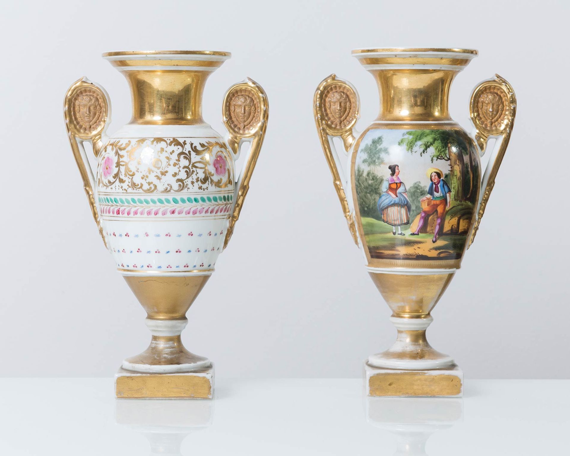 Manifattura Francese, Coppia di vasi in porcellana, metà del XIX secolo. - Bild 2 aus 3
