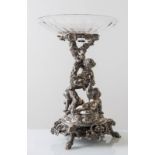 Importante trionfo da tavola in bronzo cesellato, sbalzato e argentato, Francia, XIX secolo.