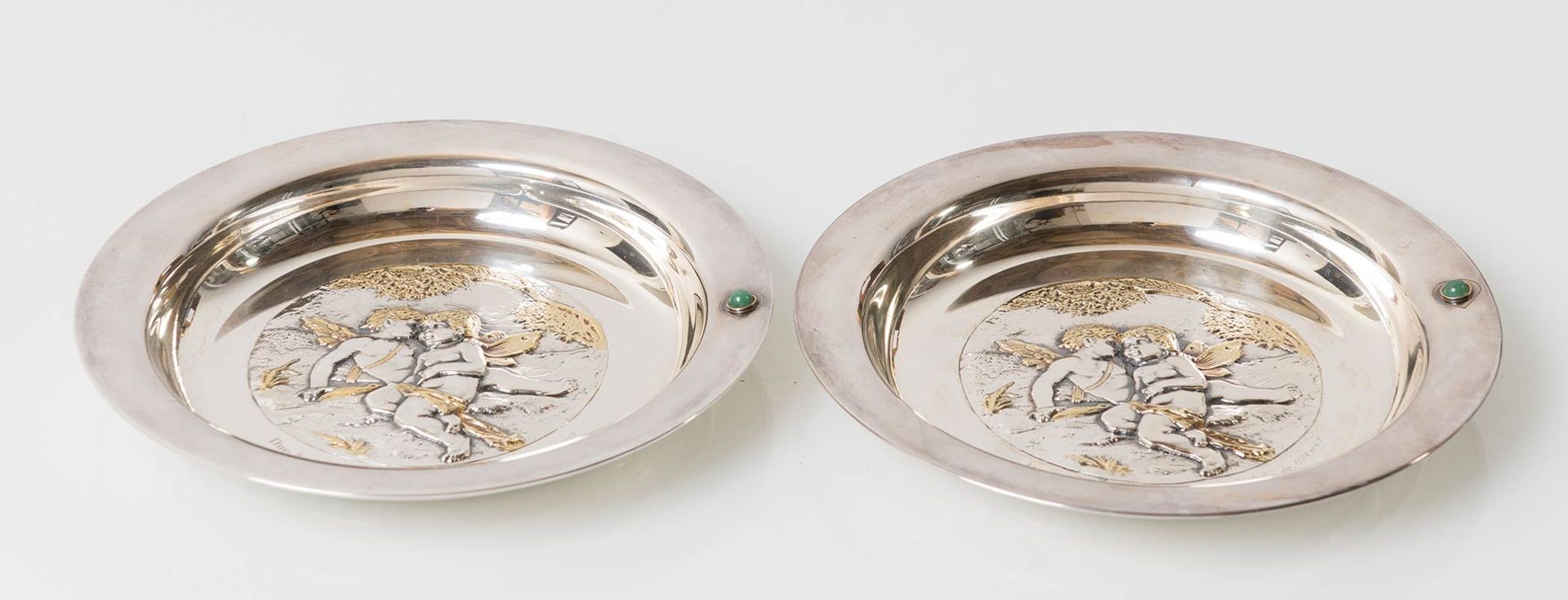 Argenteria Stefani, Coppia di piatti in argento con parti dorate e pietre dure, Bologna, XX secolo. - Bild 4 aus 7
