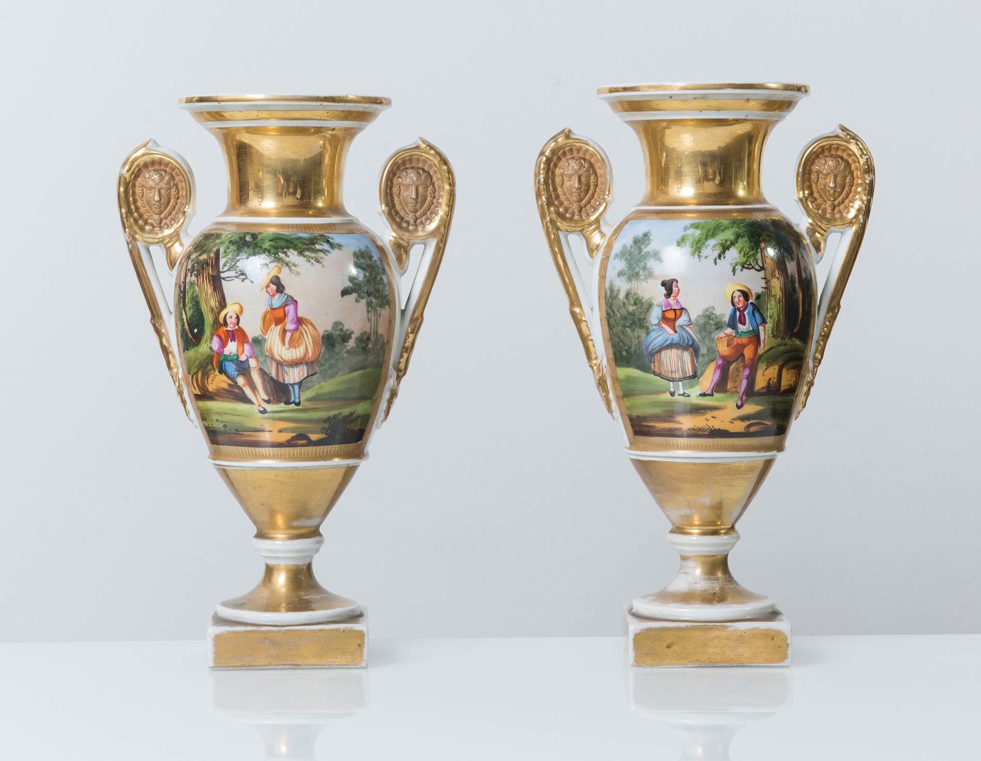 Manifattura Francese, Coppia di vasi in porcellana, metà del XIX secolo.