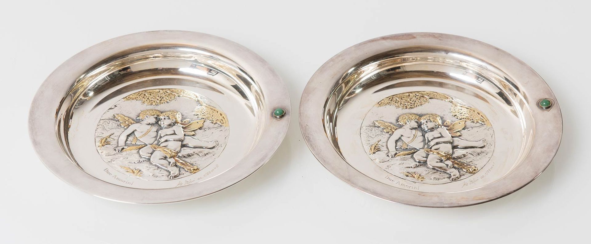 Argenteria Stefani, Coppia di piatti in argento con parti dorate e pietre dure, Bologna, XX secolo. - Bild 5 aus 7