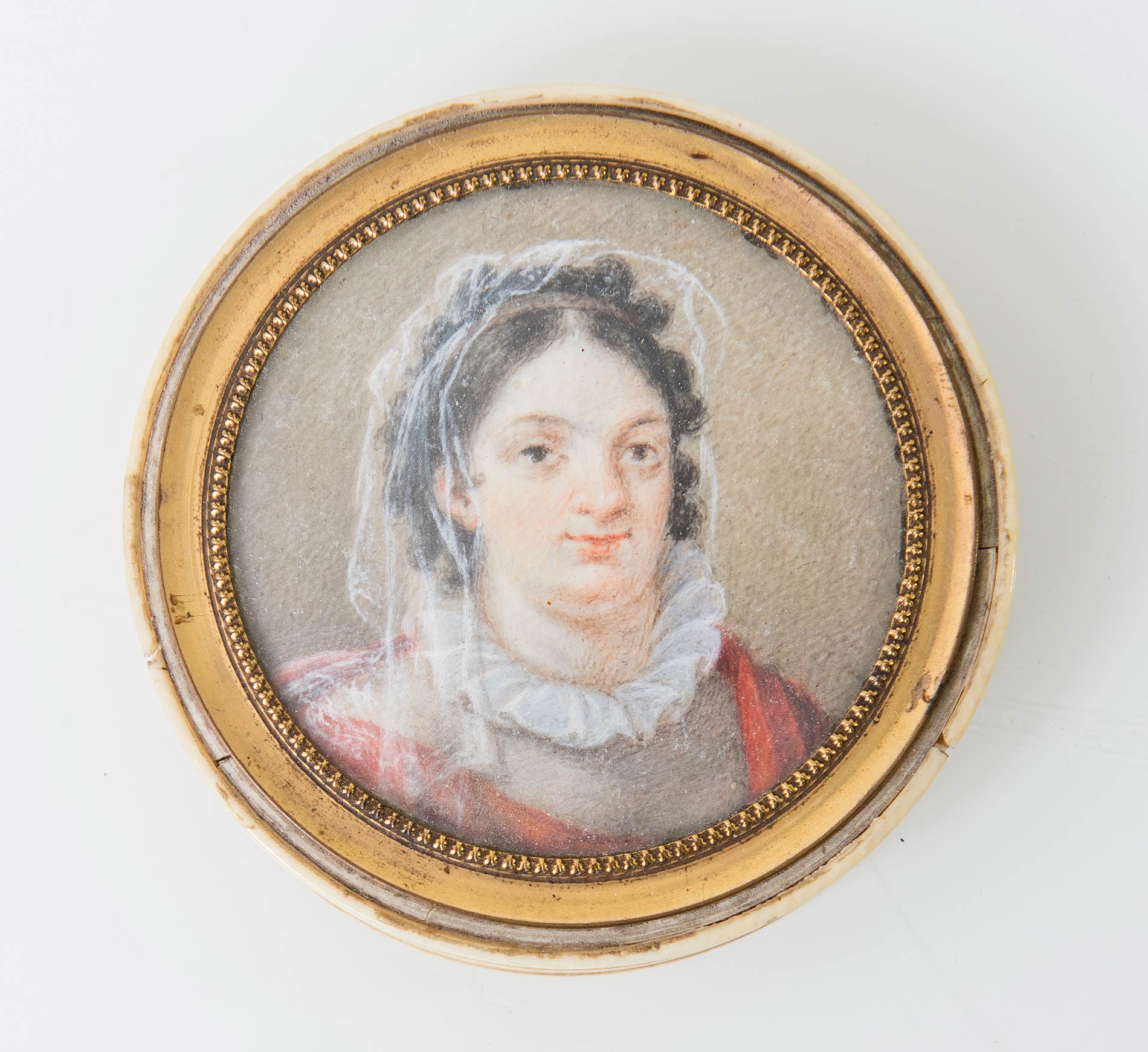 Tabacchiera in avorio con miniatura sul coperchio raffigurante volto di donna, XVIII secolo.