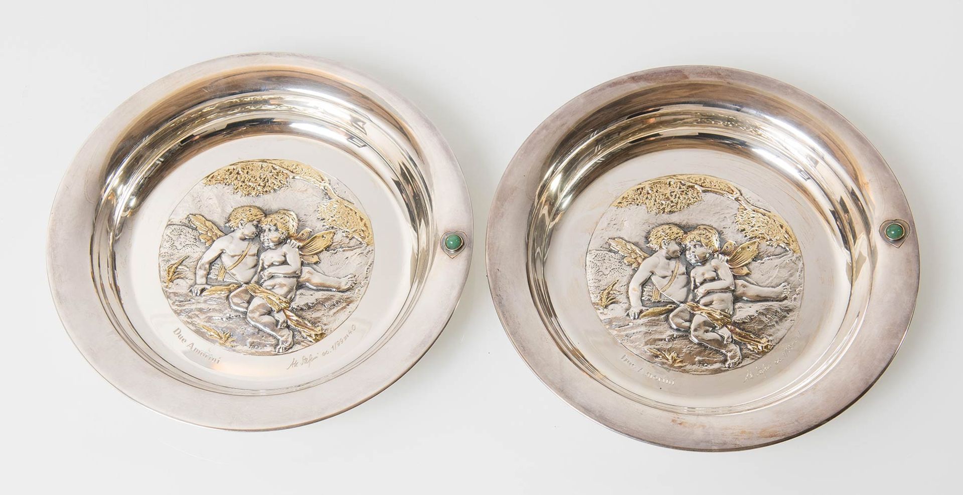 Argenteria Stefani, Coppia di piatti in argento con parti dorate e pietre dure, Bologna, XX secolo.