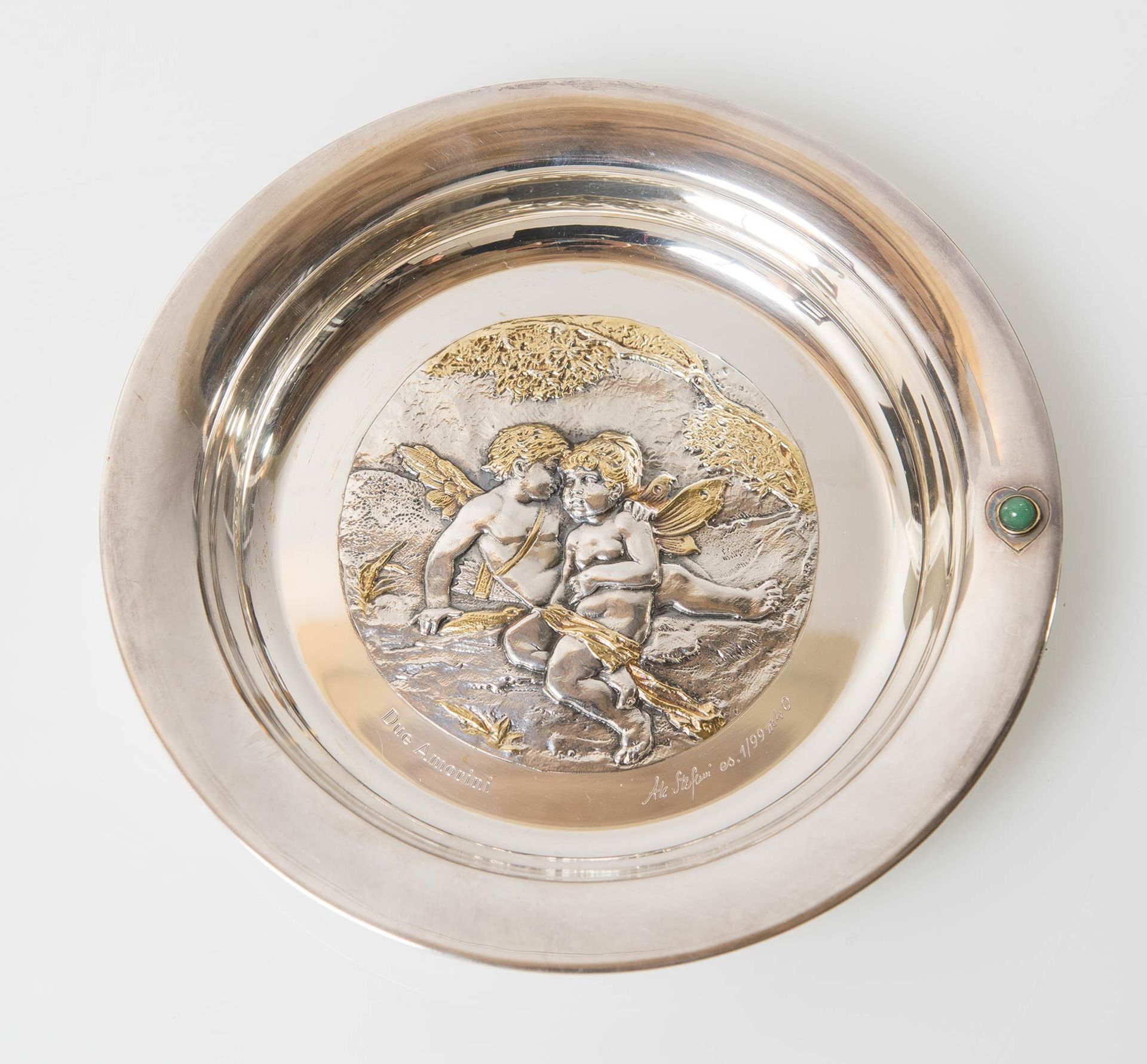 Argenteria Stefani, Coppia di piatti in argento con parti dorate e pietre dure, Bologna, XX secolo. - Bild 2 aus 7